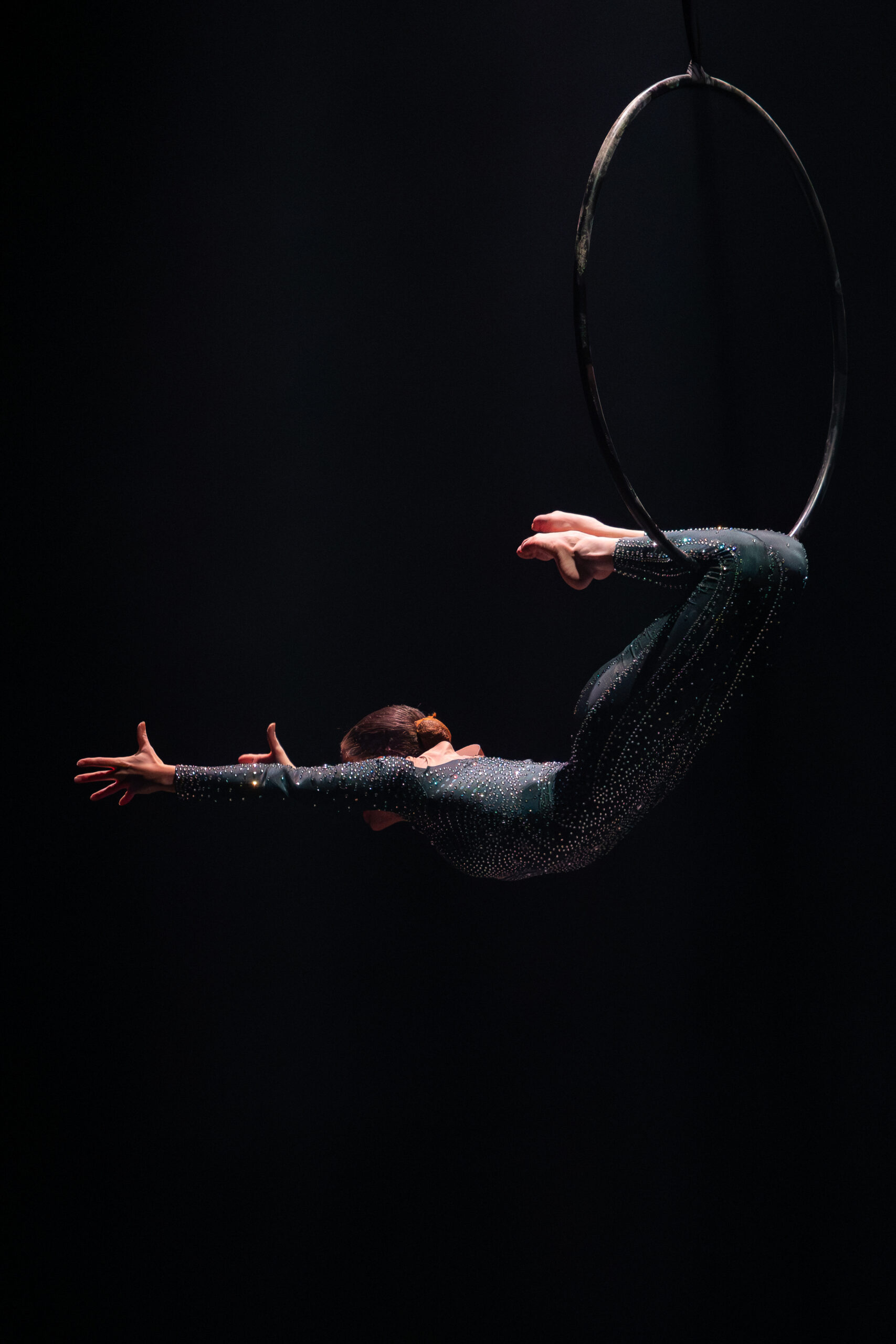 Bonjour tout le monde ! balance sur le cerceau pour cette danseuse aérienne voltigeant au dessus des danseurs de la compagnie Korishki